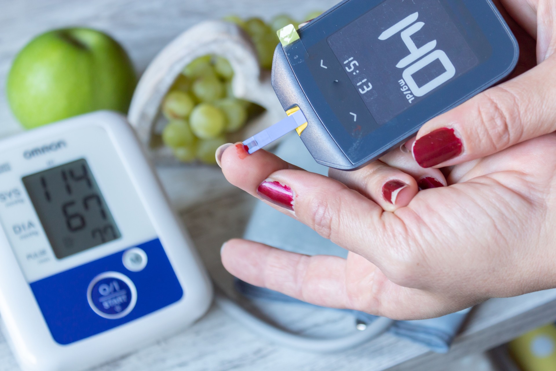 Mujer revisando su glucosa en sangre con glucómetro
